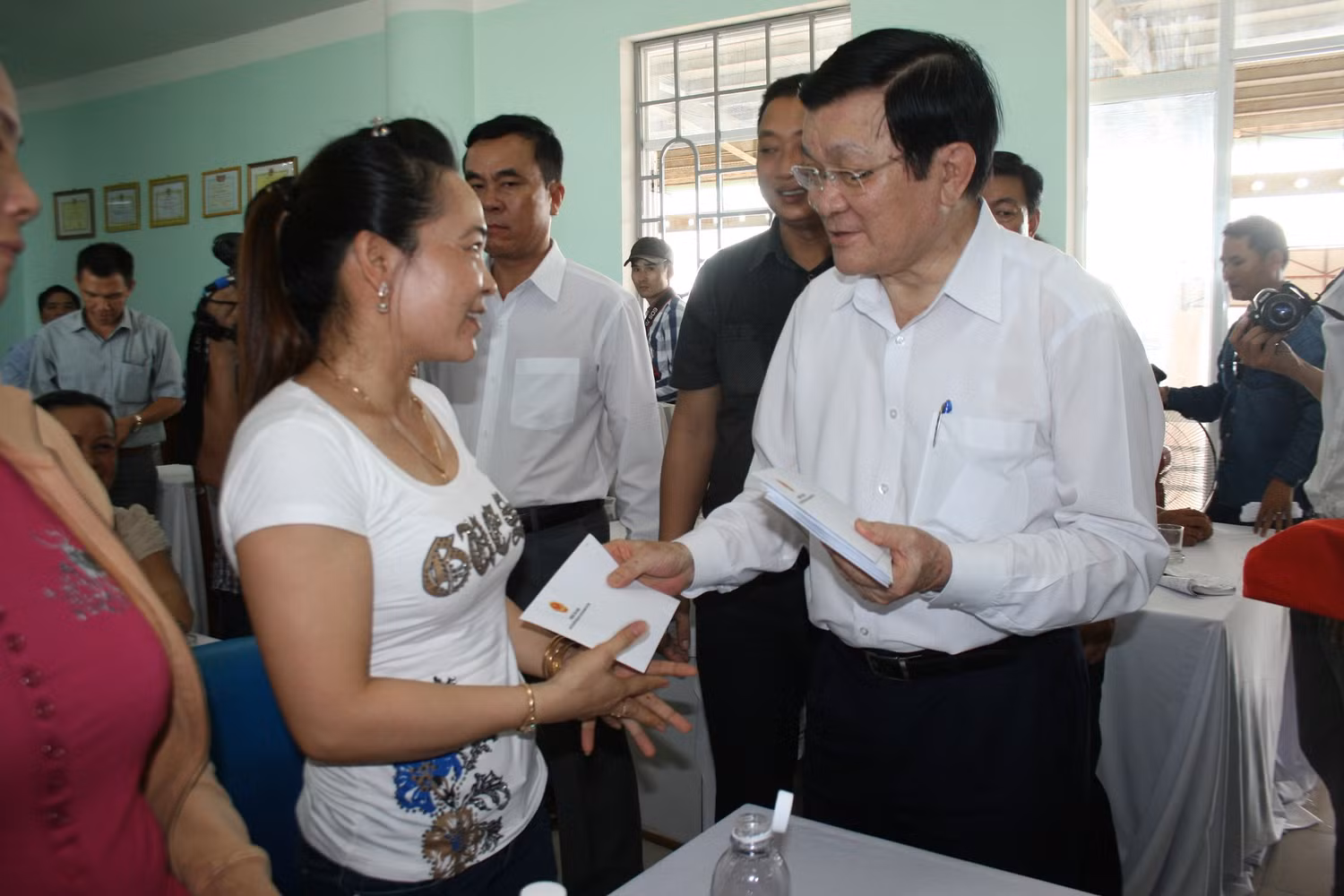 Đồng chí Trương Tấn Sang thăm và tặng quà cho 25 chủ tàu cá đang tham gia đánh bắt và bảo vệ chủ quyền vùng biển Hoàng Sa