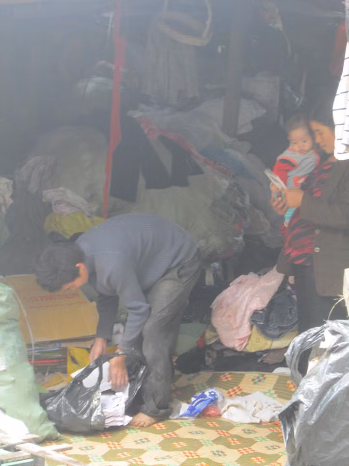 Căn nhà chật chội tối tăm của người nhặt rác Căn nhà chật chội tối tăm của người nhặt rác