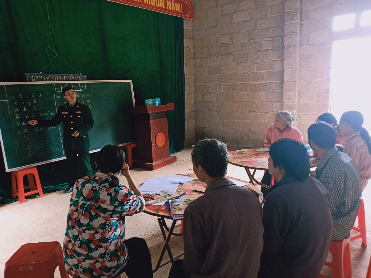 Chuyện thầy giáo Nùng giữa rẻo cao mây trắng, yêu học trò bằng tình người anh cả ảnh 4 Chuyện thầy giáo Nùng giữa rẻo cao mây trắng, yêu học trò bằng tình người anh cả ảnh 4
