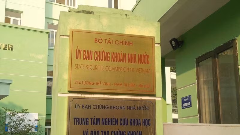 Cách làm của Ủy ban Chứng khoán Nhà nước đang đứng ngoài nỗ lưc cải cách hành chính của Chính phủ? (Ảnh: Vũ Phương) Cách làm của Ủy ban Chứng khoán Nhà nước đang đứng ngoài nỗ lưc cải cách hành chính của Chính phủ? (Ảnh: Vũ Phương)