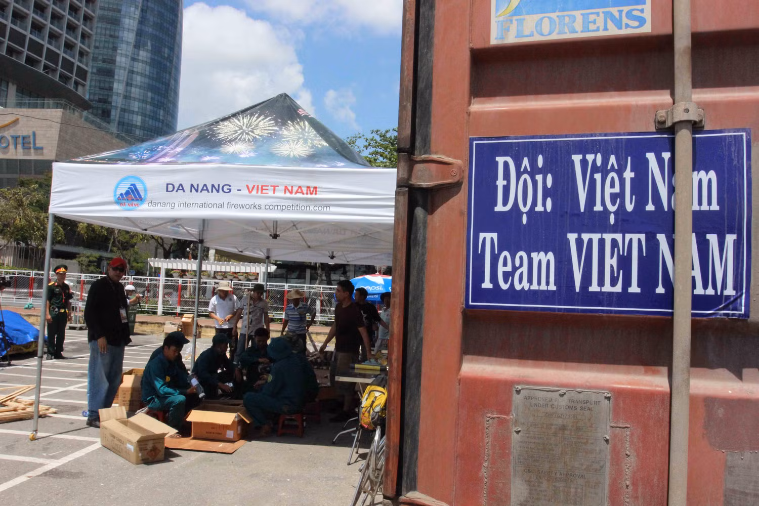Hiện các đội đang chuẩn bị chu đáo để đến giờ "khai hỏa" sẽ cống hiến cho hàng vạn khán giả những màn pháo hoa đẹp mắt...Cùng với đội Nam Phi, Hoa Kỳ, đội Đà Nẵng - Việt Nam sẽ trình diễn vào đêm 28/4. Hiện các thành viên trong đội đang chuẩn bị các phương án bắn... Hiện các đội đang chuẩn bị chu đáo để đến giờ "khai hỏa" sẽ cống hiến cho hàng vạn khán giả những màn pháo hoa đẹp mắt...Cùng với đội Nam Phi, Hoa Kỳ, đội Đà Nẵng - Việt Nam sẽ trình diễn vào đêm 28/4. Hiện các thành viên trong đội đang chuẩn bị các phương án bắn...