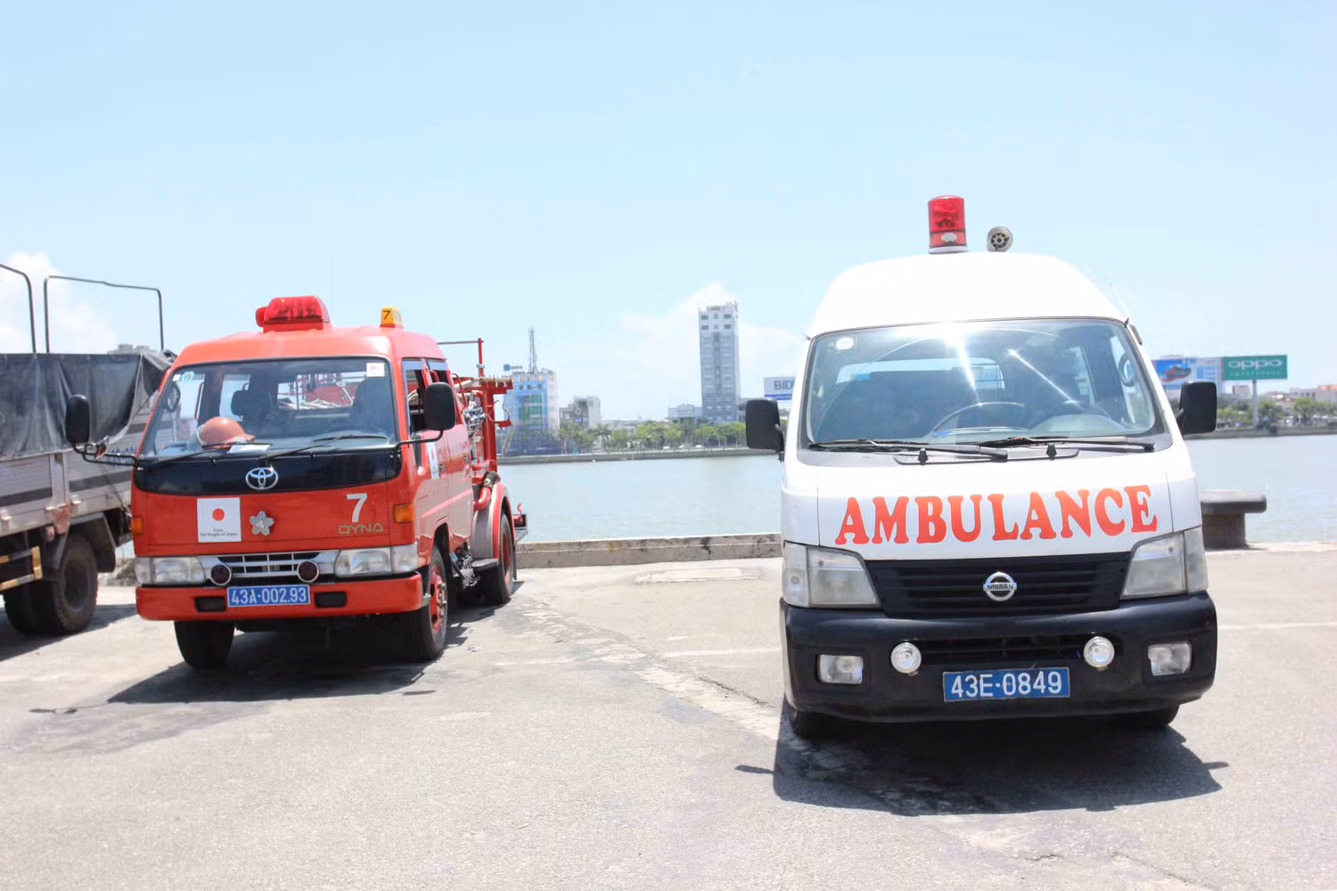 Xe cứu hỏa và xe cứu thương được bố trí sẵn gần nơi các đội tập kết pháo hoa đề phòng sự cố xảy ra. Xe cứu hỏa và xe cứu thương được bố trí sẵn gần nơi các đội tập kết pháo hoa đề phòng sự cố xảy ra.