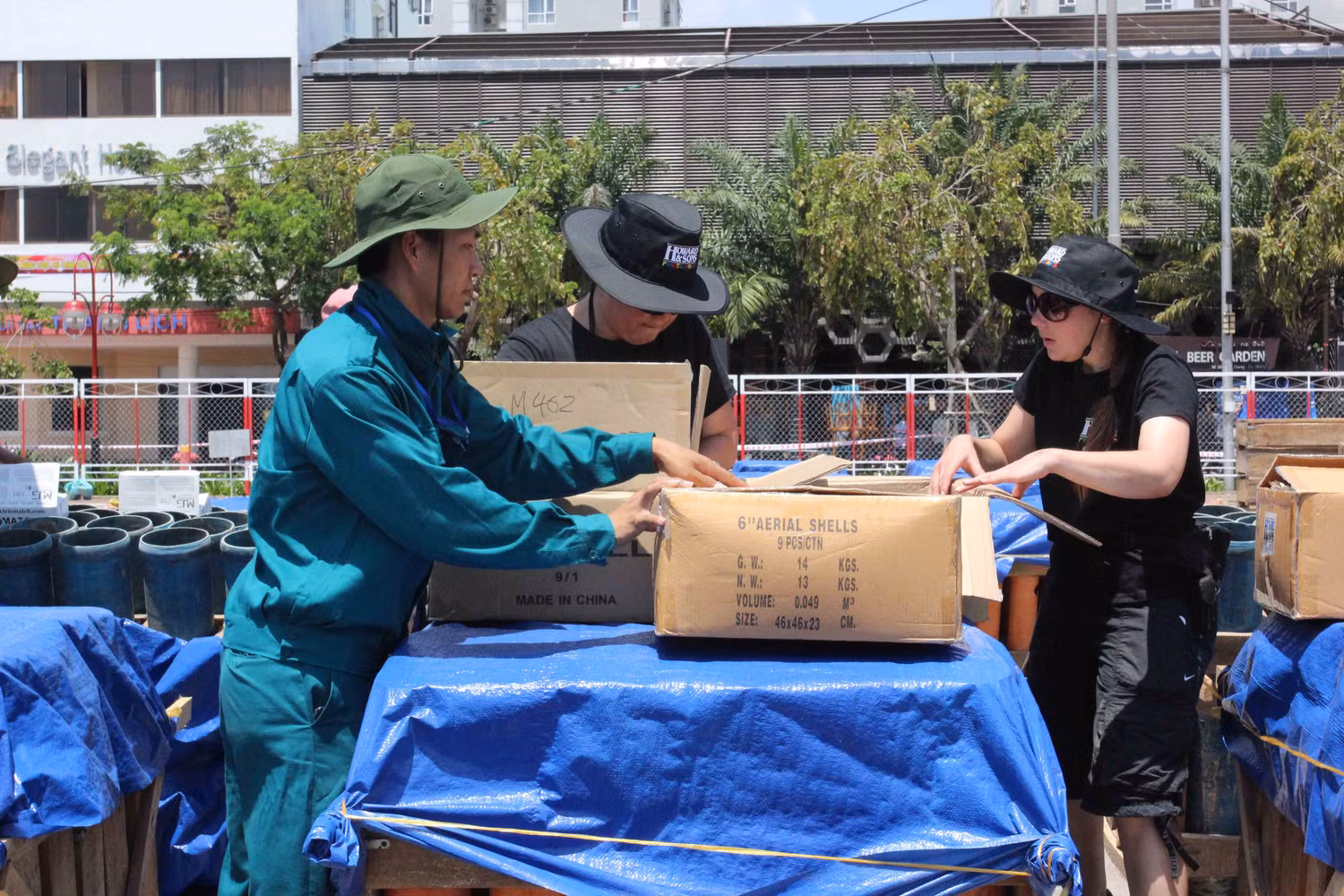 ...có một số thành viên nữ trong các đội pháo hoa quốc tế. Họ cũng hăng say làm việc giữa trưa nắng... ...có một số thành viên nữ trong các đội pháo hoa quốc tế. Họ cũng hăng say làm việc giữa trưa nắng...