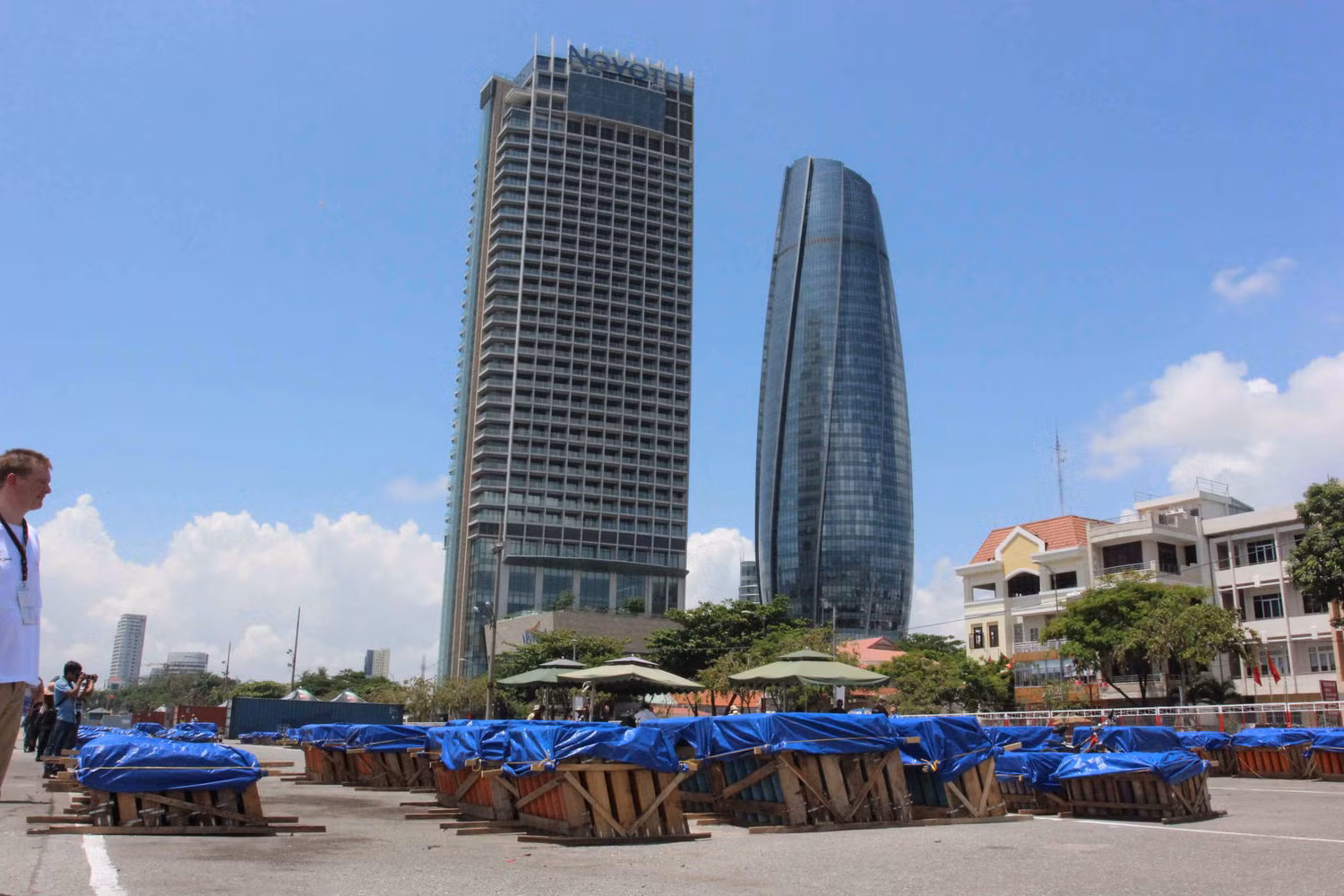 Hàng tấn pháo hoa được tập kết tại cảng Sông Hàn, đối diện khách sạn Novotel và Trung tâm Hành chính Thành phố Đà Nẵng... Hàng tấn pháo hoa được tập kết tại cảng Sông Hàn, đối diện khách sạn Novotel và Trung tâm Hành chính Thành phố Đà Nẵng...