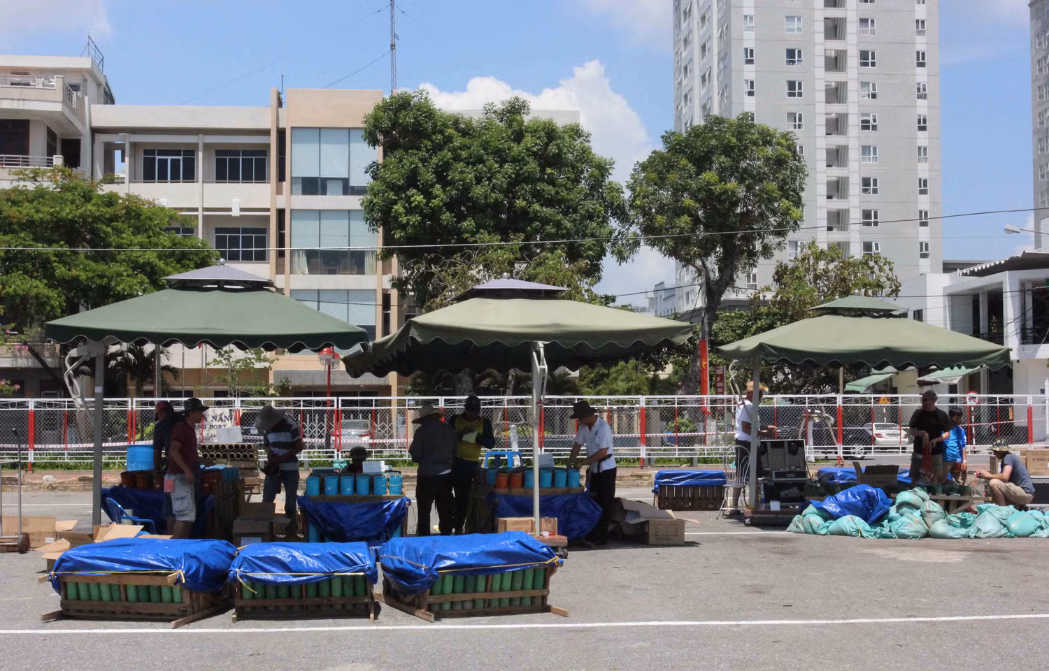 Dù thời tiết trưa nắng, nhưng các đội dự thi bắn đầu tiên vào tối ngày 28/4 là Nam Phi, Hoa Kỳ và Đà Nẵng - Việt Nam vẫn "đội nắng" để bố trí pháo theo như kịch bản và chủ đề đã chọn... Dù thời tiết trưa nắng, nhưng các đội dự thi bắn đầu tiên vào tối ngày 28/4 là Nam Phi, Hoa Kỳ và Đà Nẵng - Việt Nam vẫn "đội nắng" để bố trí pháo theo như kịch bản và chủ đề đã chọn...