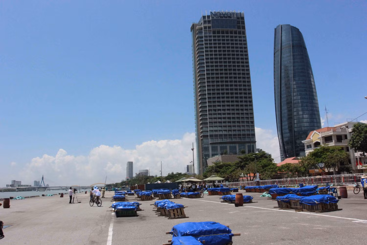 Sau nhiều ngày "cấm cửa", trưa 24/4, Ban tổ chức Cuộc thi trình diễn pháo hoa quốc tế Đà Nẵng (DIFC 2015) đã mở cửa cho các phóng viên báo chí "mục sở thị" nơi tập kết pháo hoa chuẩn bị "khai hỏa" vào hai đêm 28 và 29/4 tại cảng Sông Hàn (đường Bạch Đằng, quận Hải Châu, Đà Nẵng). Sau nhiều ngày "cấm cửa", trưa 24/4, Ban tổ chức Cuộc thi trình diễn pháo hoa quốc tế Đà Nẵng (DIFC 2015) đã mở cửa cho các phóng viên báo chí "mục sở thị" nơi tập kết pháo hoa chuẩn bị "khai hỏa" vào hai đêm 28 và 29/4 tại cảng Sông Hàn (đường Bạch Đằng, quận Hải Châu, Đà Nẵng).