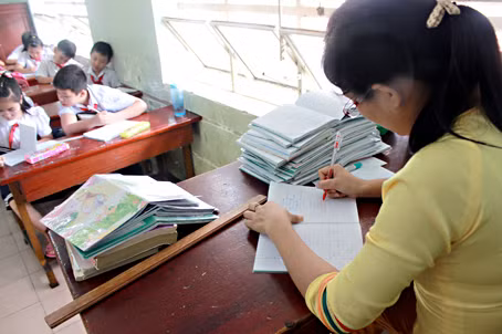 Giáo viên trường Tiểu học Tân Mai (TP.Biên Hòa) nhận xét học sinh. Ảnh Báo Đồng Nai Giáo viên trường Tiểu học Tân Mai (TP.Biên Hòa) nhận xét học sinh. Ảnh Báo Đồng Nai