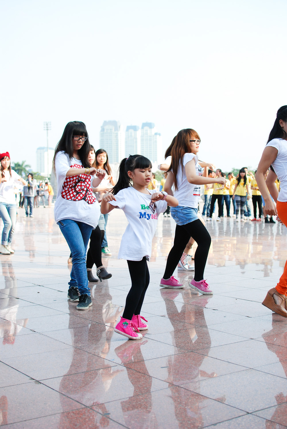 Gương mặt gây ấn tượng nhất cho khán giả đến xem là một bé gái 6 tuổi, thành viên fanclub của Kara, cô bé rất tự tin thể hiện những màn vũ đạo sexy không hề thua kém các anh chị lớn