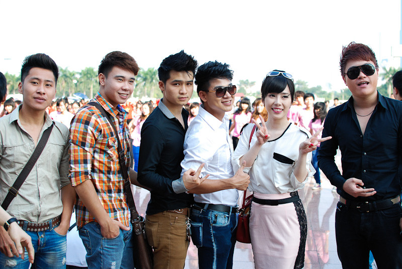 Bên cạnh đó còn có sự tham gia của các ca sĩ Hà Nội: Huy Quyết, Đông Hùng, Vũ Hà Anh, Quỳnh Nga, Vũ Duy Khánh
