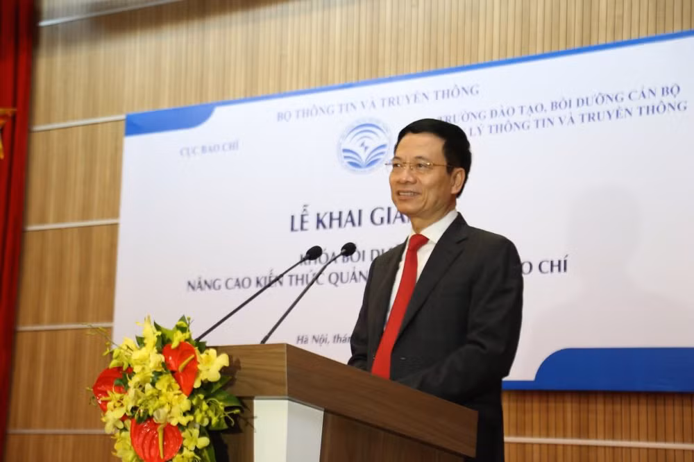Bộ trưởng Nguyễn Mạnh Hùng đến dự và phát biểu trong buổi khai giảng lớp “Bồi dưỡng nâng cao kiến thức quản lý nhà nước về báo chí”. Ảnh: Vietnamnet.vn