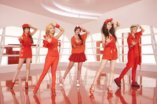 5 cô nàng f(x) đỏ chót với "Hot summer", tuy mỗi người một phong cách nhưng sự hài hòa của màu đỏ khiến cả 5 đều rất đẹp.