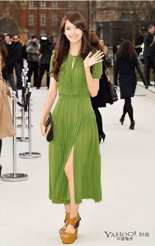 Yoona với đầm voan trẻ trung khoe dáng người thanh mảnh. Yoona với đầm voan trẻ trung khoe dáng người thanh mảnh.
