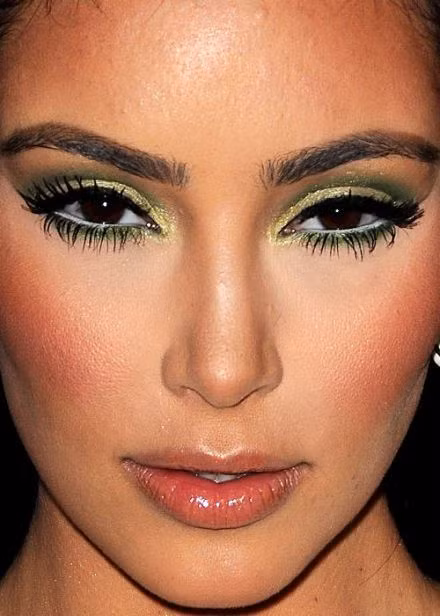 Trang điểm quá đà khiến lỗ chân lông trên khuôn mặt của Kim Kardashian càng hiện rõ hơn.