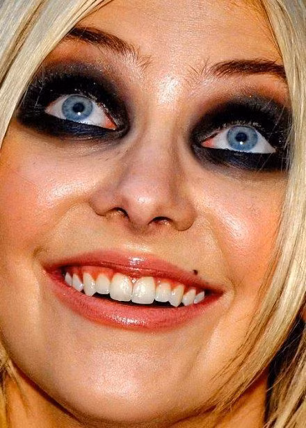 Taylor Momsen mắc lỗi trầm trọng khi trang điểm khiến đôi mặt tròn đen như một chú gấu trúc, rất có tác dụng dọa người.