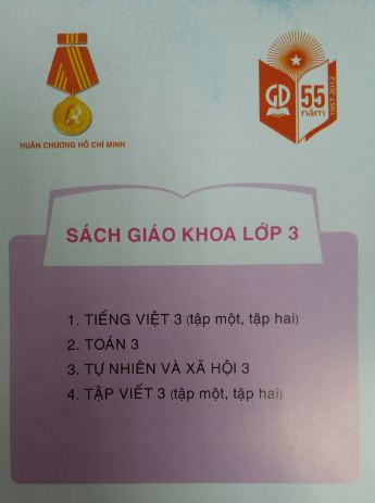 "Mẹo" nhận biết sách giáo khoa là xem trang bìa cuối cuốn sách, thông thường Nhà xuất bản Giáo dục Việt Nam ghi rõ bộ sách giáo khoa "pháp lý" có những đầu sách nào, như ảnh chụp bìa cuối cuốn Cùng học Tin học quyển 1.
