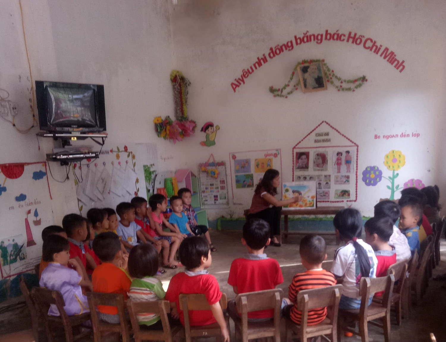 Lớp học của cô Thắm đơn sơ nhưng ngăn nắp (ảnh do nhân vật cung cấp).