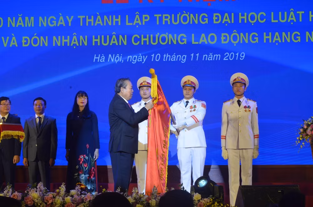 Phó Thủ tướng Trương Hòa Bình thay mặt lãnh đạo Đảng, Nhà nước trao Huân chương Lao động hạng Nhất cho Trường Đại học Luật Hà Nội (ảnh N.H). Phó Thủ tướng Trương Hòa Bình thay mặt lãnh đạo Đảng, Nhà nước trao Huân chương Lao động hạng Nhất cho Trường Đại học Luật Hà Nội (ảnh N.H).
