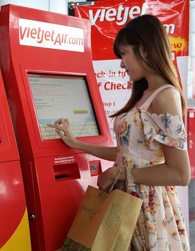 VietJetAir bán vé khuyến mãi chủ yếu qua website và khuyến khích áp dụng thanh toán bằng thẻ ghi nợ (Debit) hoặc thẻ tín dụng (Credit) của Visa hoặc Master.