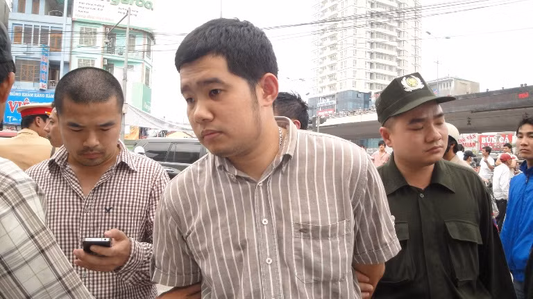 Đối tượng Hoàng bị lực lượng chức năng bắt giữ sau khi đã đâm xe trực diện, khiến Trung tá Chung bị thương.