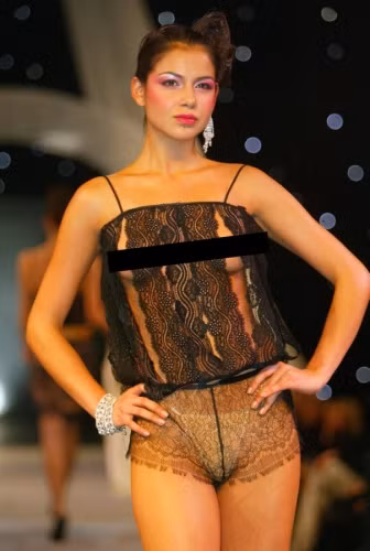 Những mẫu trang phục này chẳng khác gì đồ lót
