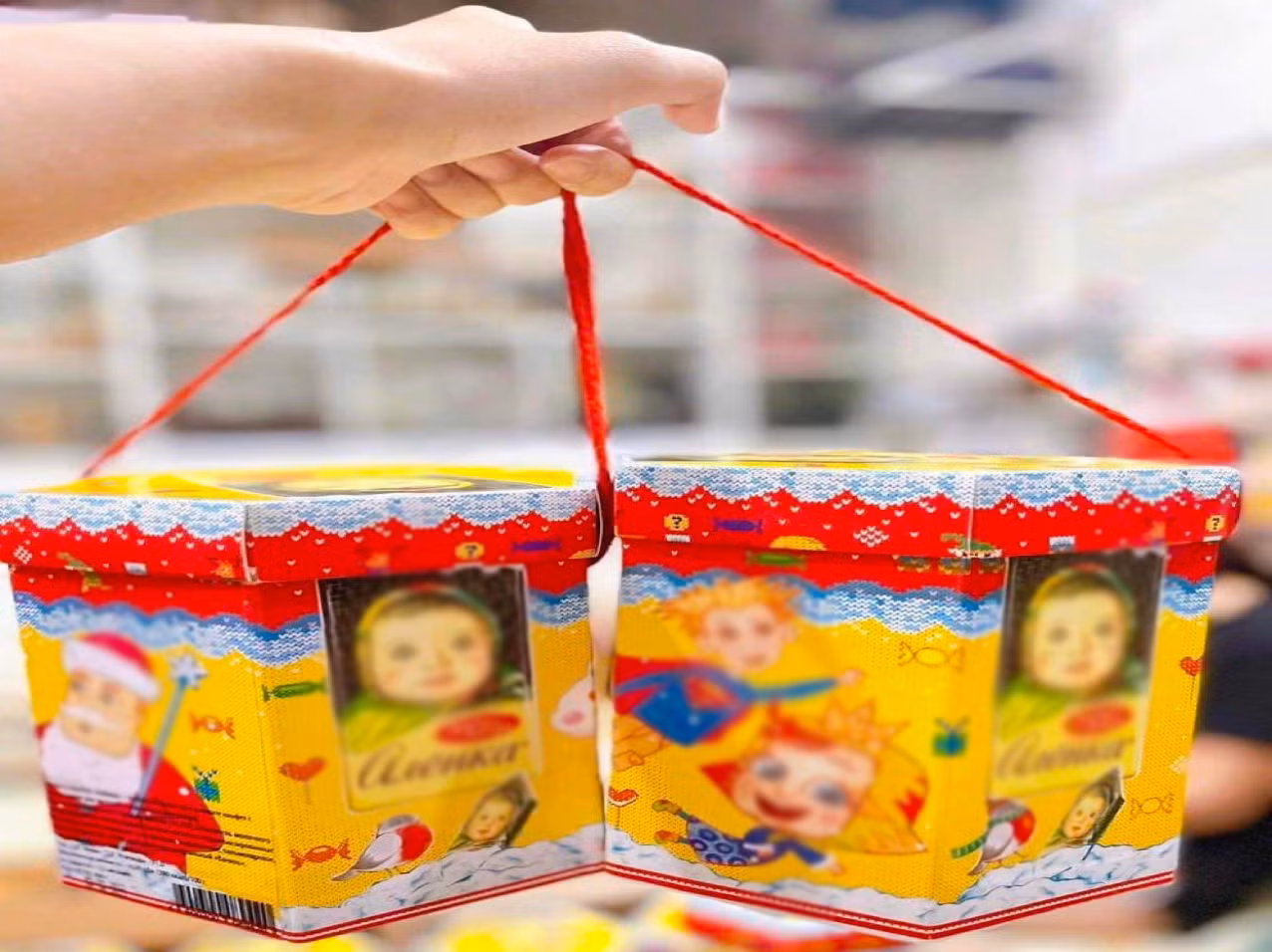 Một sản phẩm bánh kẹo được người bán giới thiệu là xách tay về từ nước Nga. Ảnh: T.D Một sản phẩm bánh kẹo được người bán giới thiệu là xách tay về từ nước Nga. Ảnh: T.D