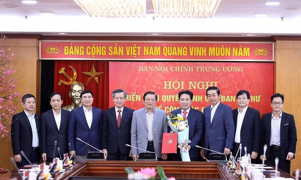 Các đồng chí lãnh đạo Ban Nội chính Trung ương và đại diện Ban Đảng Trung ương chúc mừng đồng chí Nguyễn Văn Yên