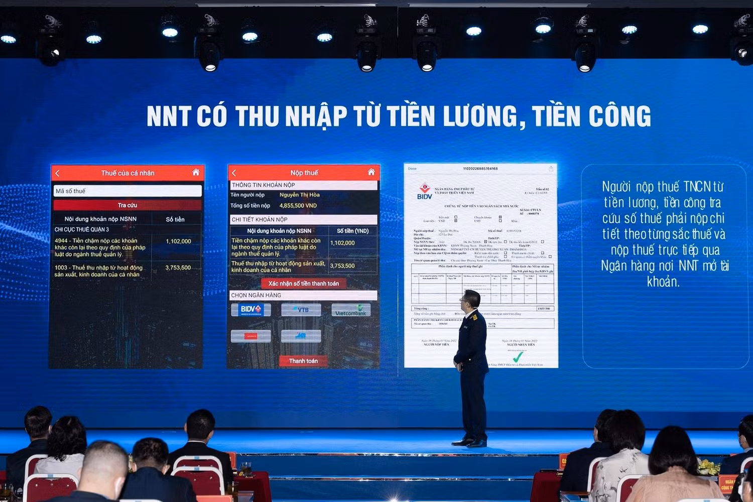 Đại diện Tổng cục Thuế thực hiện thao tác hướng dẫn nộp thuế trên eTax Mobile