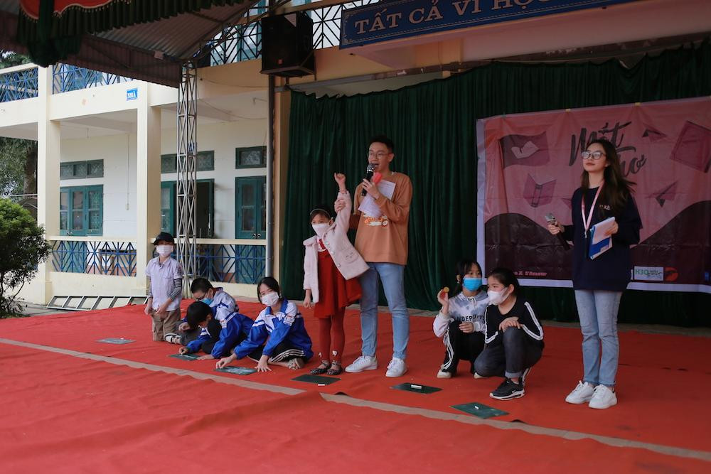 Các em nhỏ Trường Tiểu học Ôn Lương có nhiều giây phút vui vẻ tại sự kiện.