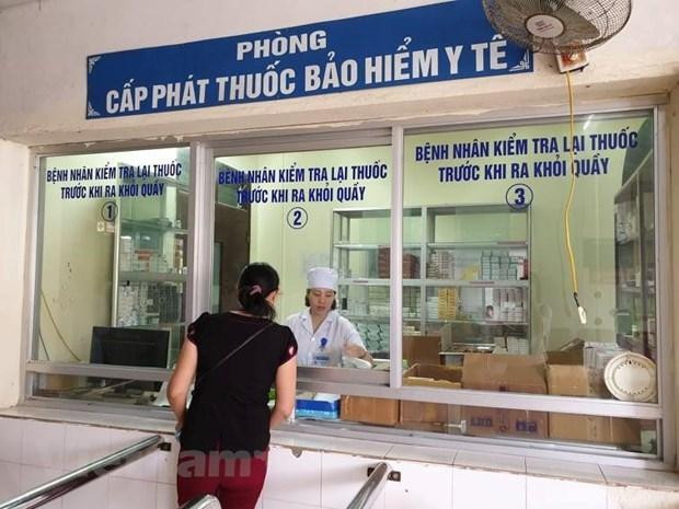 Bệnh nhân khám chữa bệnh lấy thuốc từ bảo hiểm y tế. (Ảnh: Vietnam+)