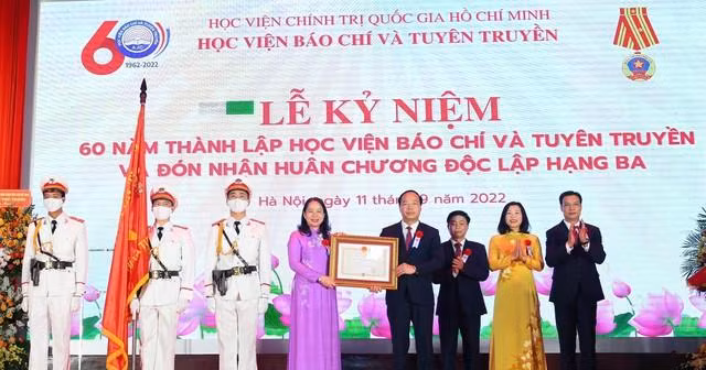 Thay mặt lãnh đạo Đảng và Nhà nước, Phó Chủ tịch nước Võ Thị Ánh Xuân trao tặng Huân chương Độc lập hạng Ba cho Học viện Báo chí và Tuyên truyền Thay mặt lãnh đạo Đảng và Nhà nước, Phó Chủ tịch nước Võ Thị Ánh Xuân trao tặng Huân chương Độc lập hạng Ba cho Học viện Báo chí và Tuyên truyền