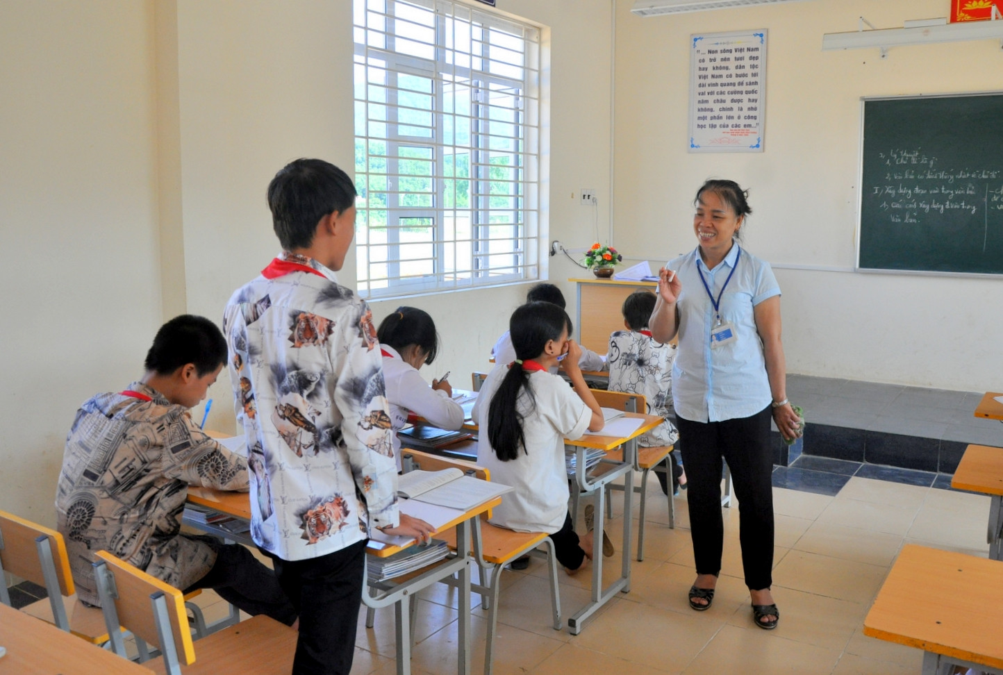 Cô giáo Phạm Thị Vịnh miệt mài, tâm huyết với bài giảng. (Ảnh: Minh Hà)