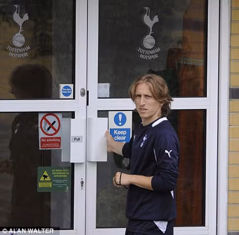 Cửa đá khóa với Modric. Cửa đá khóa với Modric.