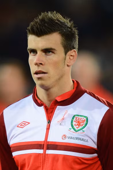 Theo HLV Harry Redknapp, 'trình' của Gareth Bale chỉ còn kém mỗi Ronaldo và Messi: “Cậu ấy là một tài năng đáng kinh ngạc. Cậu ấy chỉ xếp sau Ronaldo và Leo Messi trên thế giới. Cậu ấy đang ngày càng giỏi hơn. Cậu ấy là cầu thủ đẳng cấp thế giới. Cậu ấy có thể kết hợp với mọi cầu thủ. Cậu ấy có thể cải thiện bất cứ đội bóng nào”.