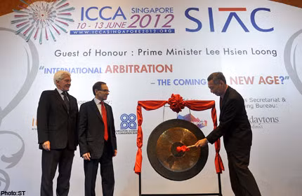 Thủ tướng Singapore Lý Hiển Long đánh chiêng khai mạc hội nghị ICCA 2012. Tại đây ông đã có bài phát biểu quan trọng nêu lên định hướng chiến lược, phát triển Singapore thành trung tâm trọng tài quốc tế chuyên cung cấp dịch vụ pháp lý giải quyết tranh chấp, trong đó có tranh chấp lãnh hải
