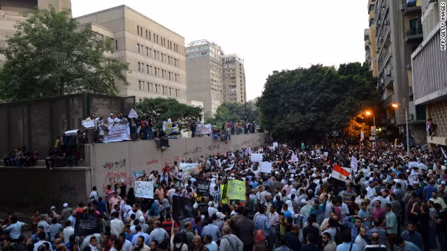 Rất đông người biểu tình tụ tập trước đại sứ quán Mỹ tại Cairo