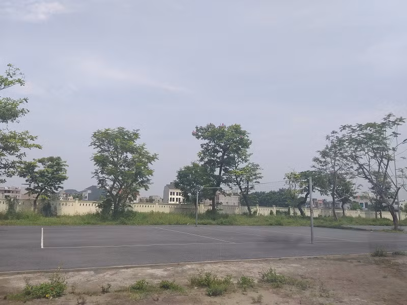 Hạng mục sân bóng rổ được cải tạo nhưng không báo cáo và không được cơ quan có thẩm quyền phê duyệt. Hạng mục sân bóng rổ được cải tạo nhưng không báo cáo và không được cơ quan có thẩm quyền phê duyệt.