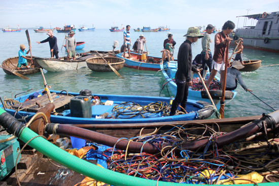 Người dân dùng các phương tiện để trục vớt cổ vật