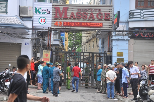 Rất đông người dân đến chứng kiến vụ việc.