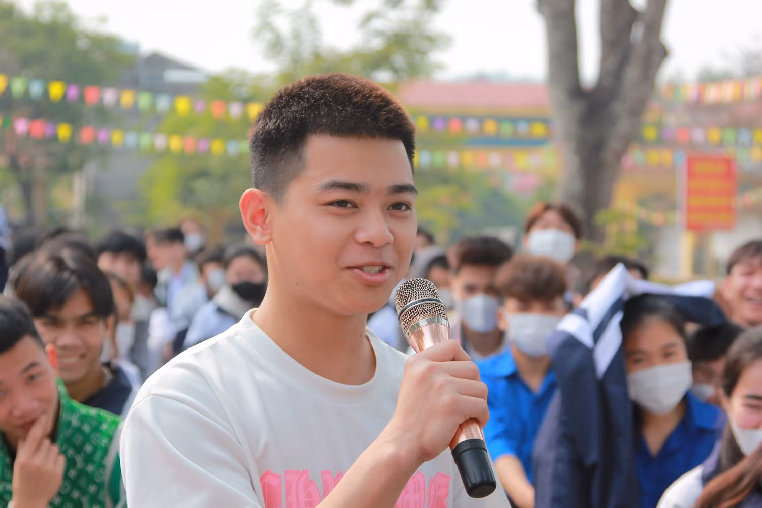Trong phần trò chuyện với học sinh, nam sinh Tùng Dương tạo ra tiếng cười cho mọi người, xoá đi khoảng cách rụt rè của các bạn. (Ảnh: Mạnh Đoàn)