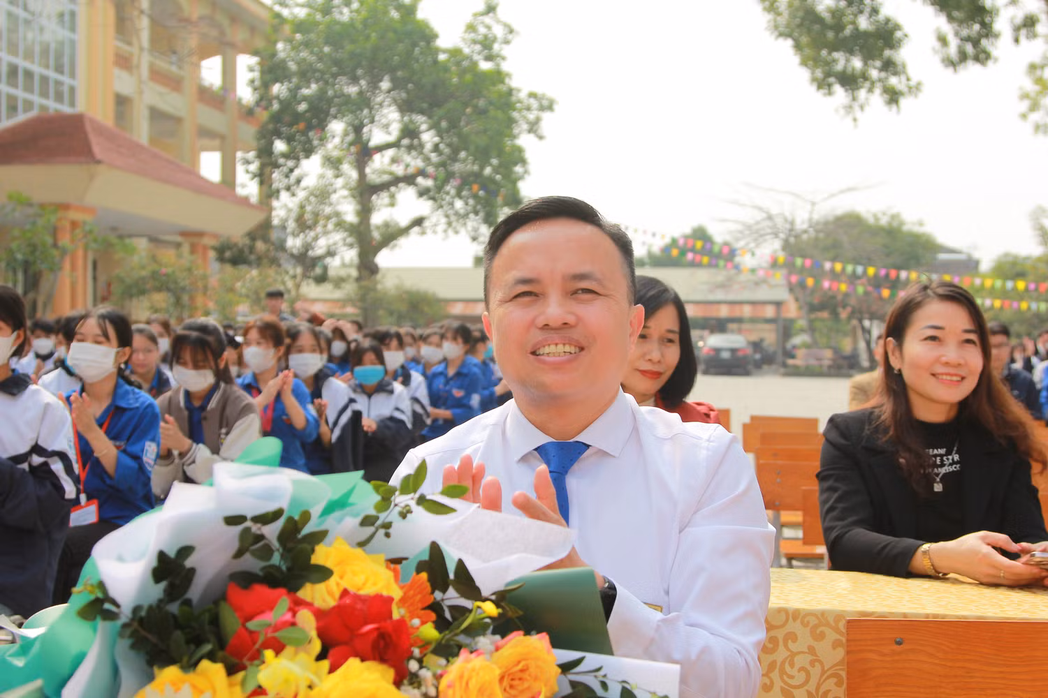 Thầy Vũ Đình Nghiệp - Hiệu trưởng Trường trung học phổ thông Mỏ Trạng cho biết, nhà trường hằng năm tuyển sinh lớp 10 với hơn 200 học sinh và phần đông các em là dân tộc thiểu số. Số học tham dự xét tuyển đại học khi học hết lớp 12 khoảng 30% số học sinh; 30% học sinh có nhu cầu đi du học và học nghề và số học sinh còn lại là ở nhà lao động sản xuất. (Ảnh: Mạnh Đoàn)