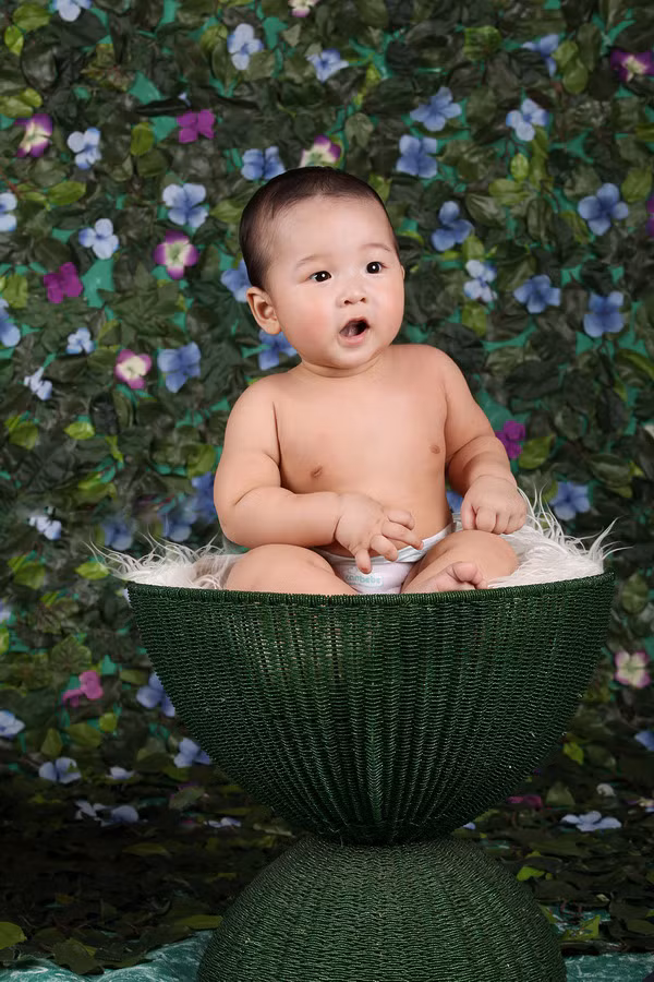 Bé Anh Kiệt, cậu con trai đầu lòng của giải nhất Sao Mai 2007 mới 9 tháng tuổi nhưng rất hiếu động và đáng yêu. Bé Anh Kiệt, cậu con trai đầu lòng của giải nhất Sao Mai 2007 mới 9 tháng tuổi nhưng rất hiếu động và đáng yêu.