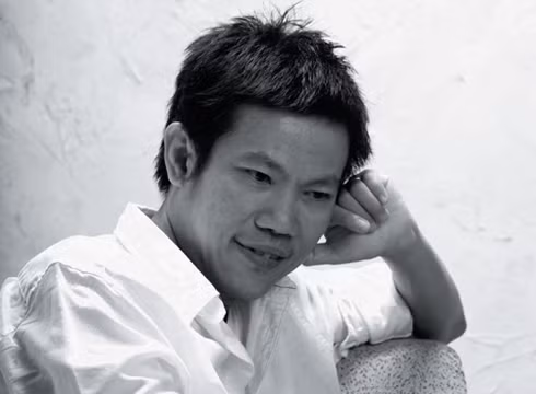 "Cũng như tôi, tôi có những điểm có thể chinh phục được vài đối tượng cụ thể - dù tôi không phải đối tượng điển hình cho việc hấp dẫn phụ nữ. Một lợi điểm của đàn ông là họ sẽ tỏa sáng trong công việc của mình. Những người bận rộn luôn có sức hấp dẫn đặc biệt từ nhiệt lượng họ tỏa ra chứ không hẳn vì hình thức như hình ảnh nam vương hay người mẫu nào đó", anh nói thêm. (Theo Vnexpress) "Cũng như tôi, tôi có những điểm có thể chinh phục được vài đối tượng cụ thể - dù tôi không phải đối tượng điển hình cho việc hấp dẫn phụ nữ. Một lợi điểm của đàn ông là họ sẽ tỏa sáng trong công việc của mình. Những người bận rộn luôn có sức hấp dẫn đặc biệt từ nhiệt lượng họ tỏa ra chứ không hẳn vì hình thức như hình ảnh nam vương hay người mẫu nào đó", anh nói thêm. (Theo Vnexpress)