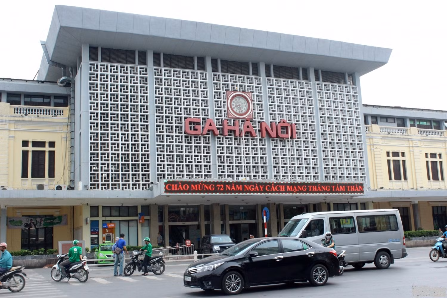 Có ý kiến cho rằng, thay vì xây nhà cao tầng gần Ga Hà Nội là công viên, vườn hoa Thủ đô sẽ đẹp hơn. Ảnh: Hồng Vũ/Realtimes.