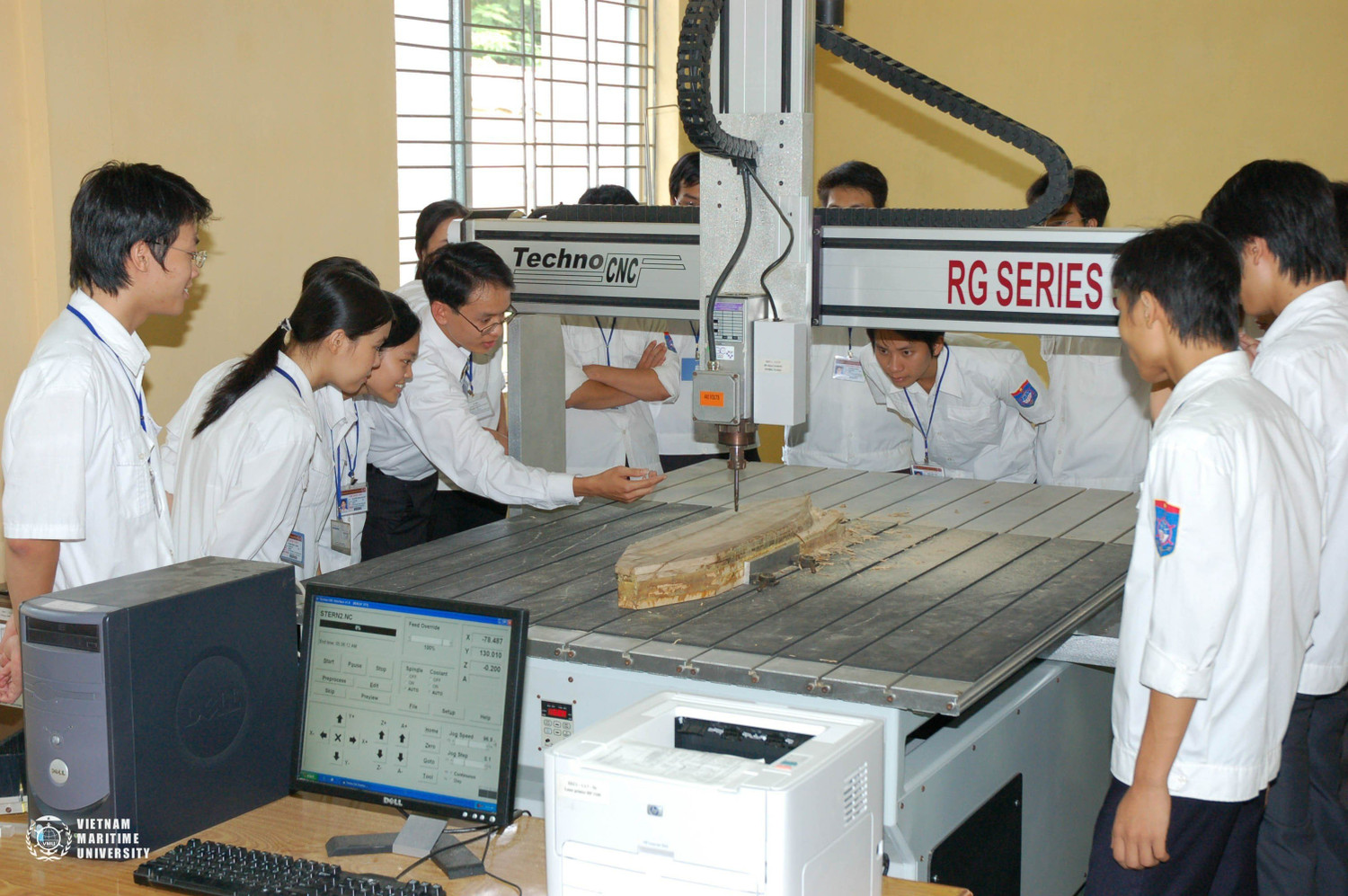 Sinh viên ngành đóng tàu thực tập tại cơ sở đào tạo (Ảnh: LT)