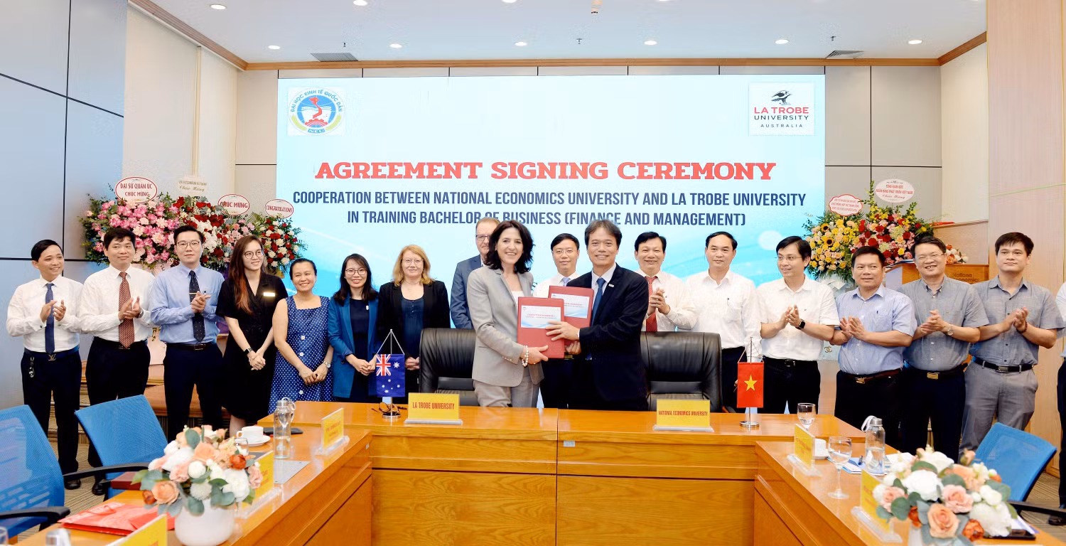 Trường Đại học Kinh tế Quốc dân và Đại học La Trobe (Australia) đã ký kết hợp tác đào tạo cử nhân ngành Tài chính và Quản lý. (Ảnh: NTCC)