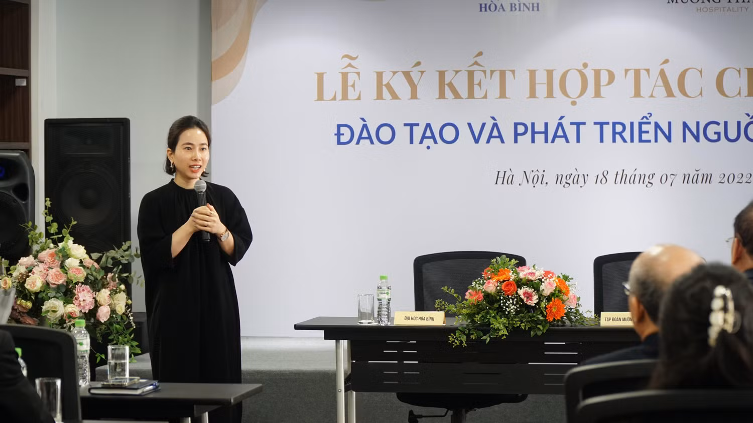 Bà Lê Thị Hoàng Yến - Đại diện Tập đoàn Mường Thanh bày tỏ sự vui mừng và vinh dự khi được làm việc với trường Đại học Hòa Bình. Ảnh: NTCC