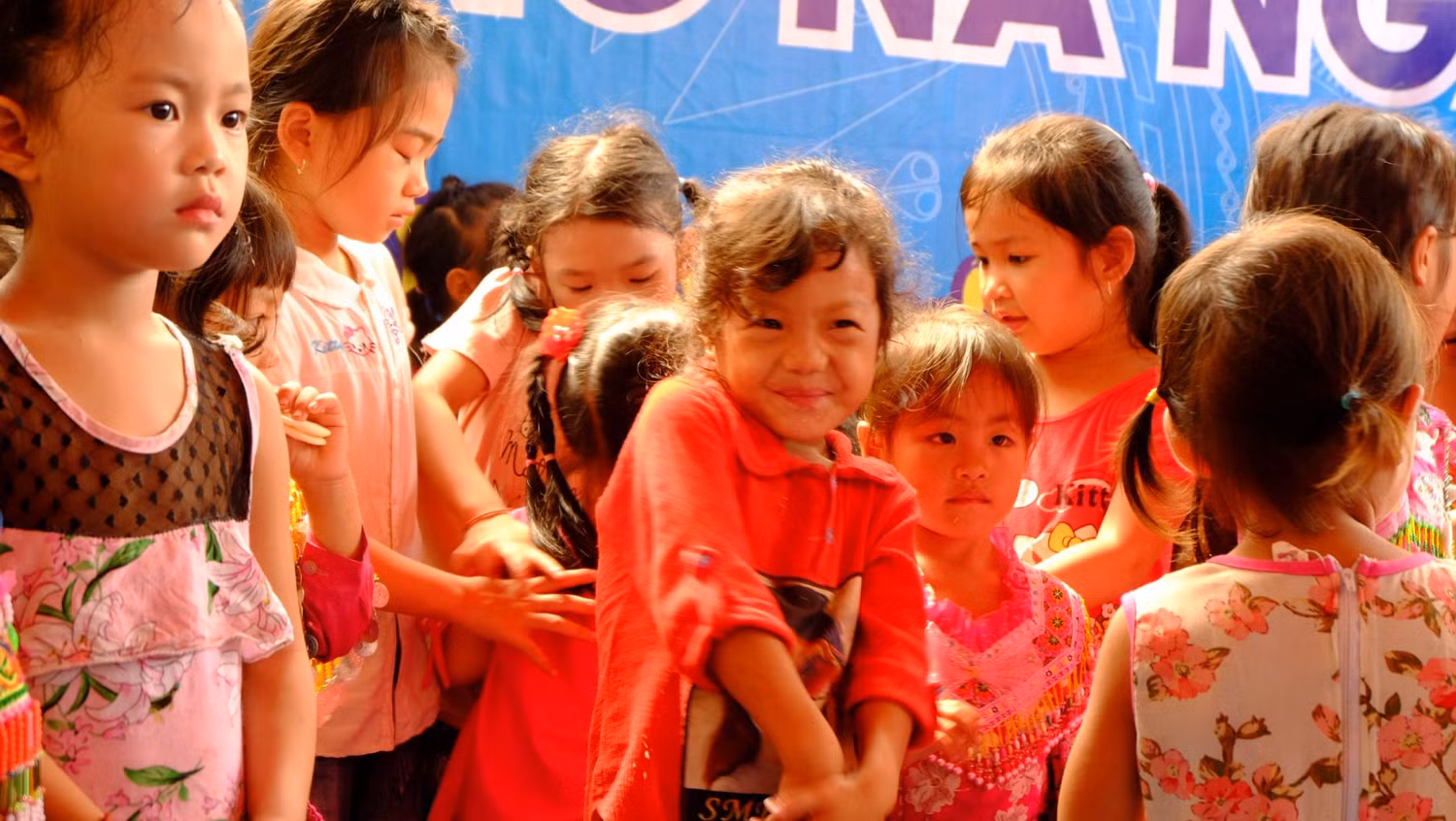 Được nhận quà trong dịp lễ trung thu cũng là sự bất ngờ đến... ngượng ngào của cô bé người Mông này.