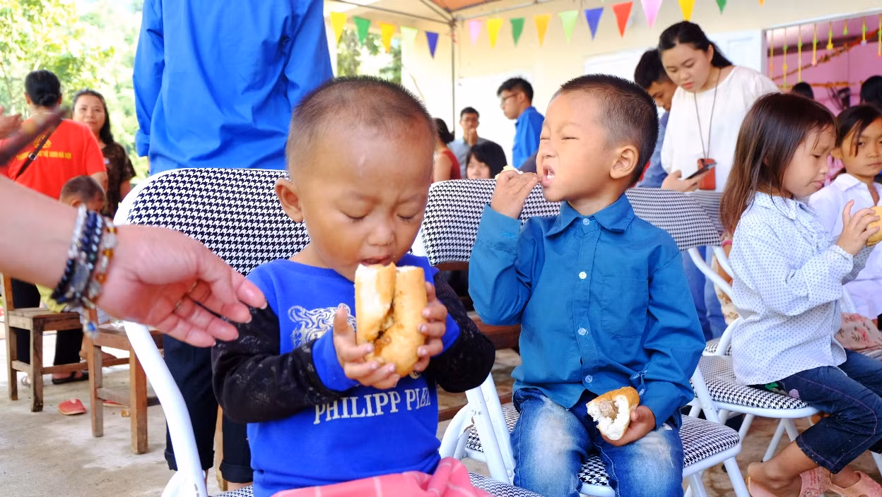 Bữa sáng hạnh phúc của một cậu học sinh mới tại Nà Ngao.