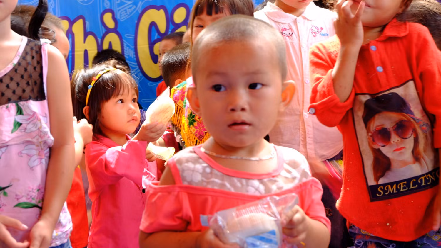 Không ít đứa trẻ lần đầu biết đến bánh trung thu, biết đến bánh nướng, bánh dẻo...