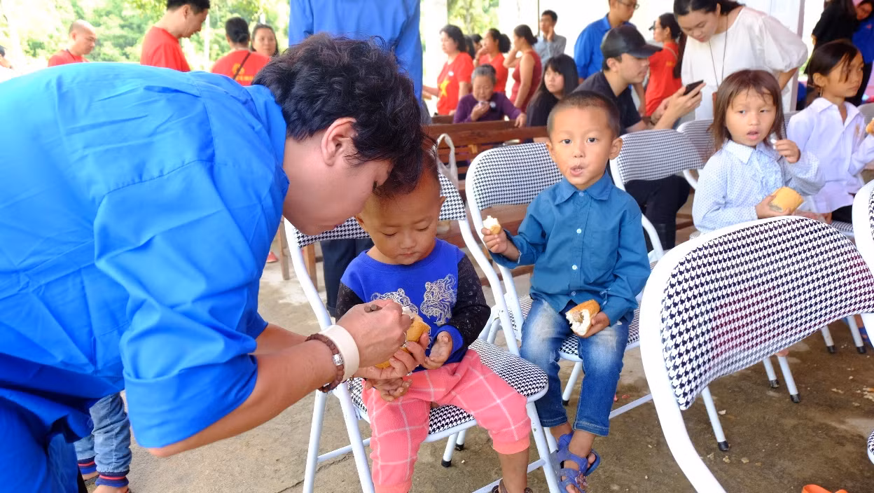 Ăn sáng với bánh mỳ, có thịt là một điều khá lạ lẫm với nhiều đứa trẻ ở đây. Thậm chí cả bữa sáng thôi, đó cũng là điều lạ lẫm.